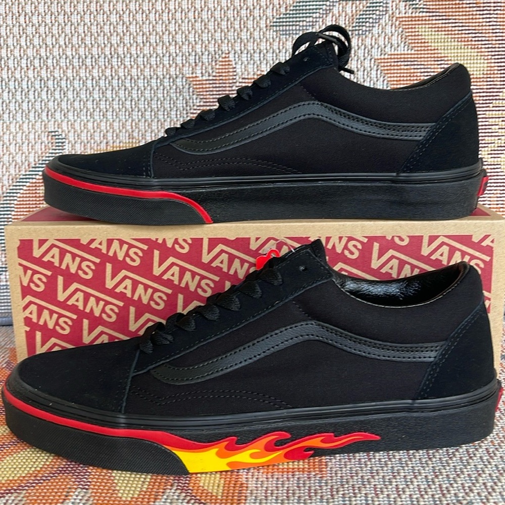 Vans Men’s Old Skool
(Flame Wall) Black/Black
VN0A38G1Q8Q
Sneakers